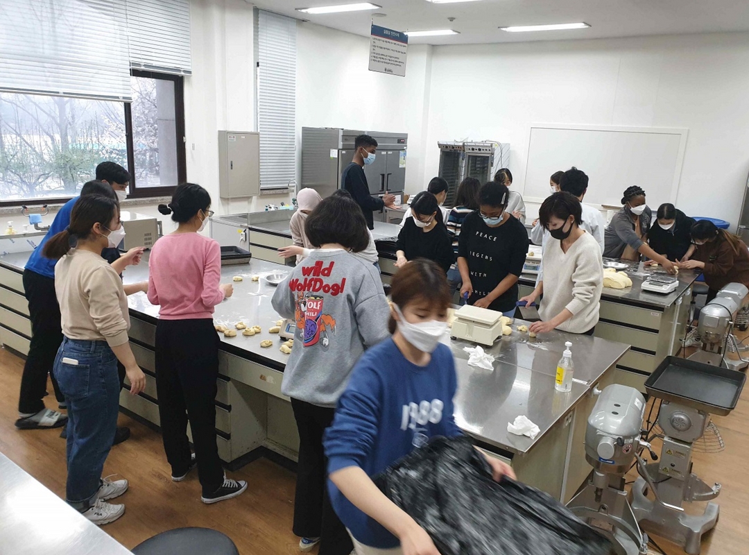 구호나눔 | [충청권 선문대학교지부] 빵 만들기 봉사활동 진행